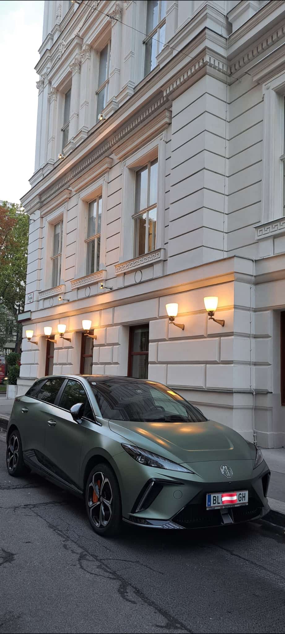 Mein MG4 X-Power neben dem Hotel Imperial in Wien