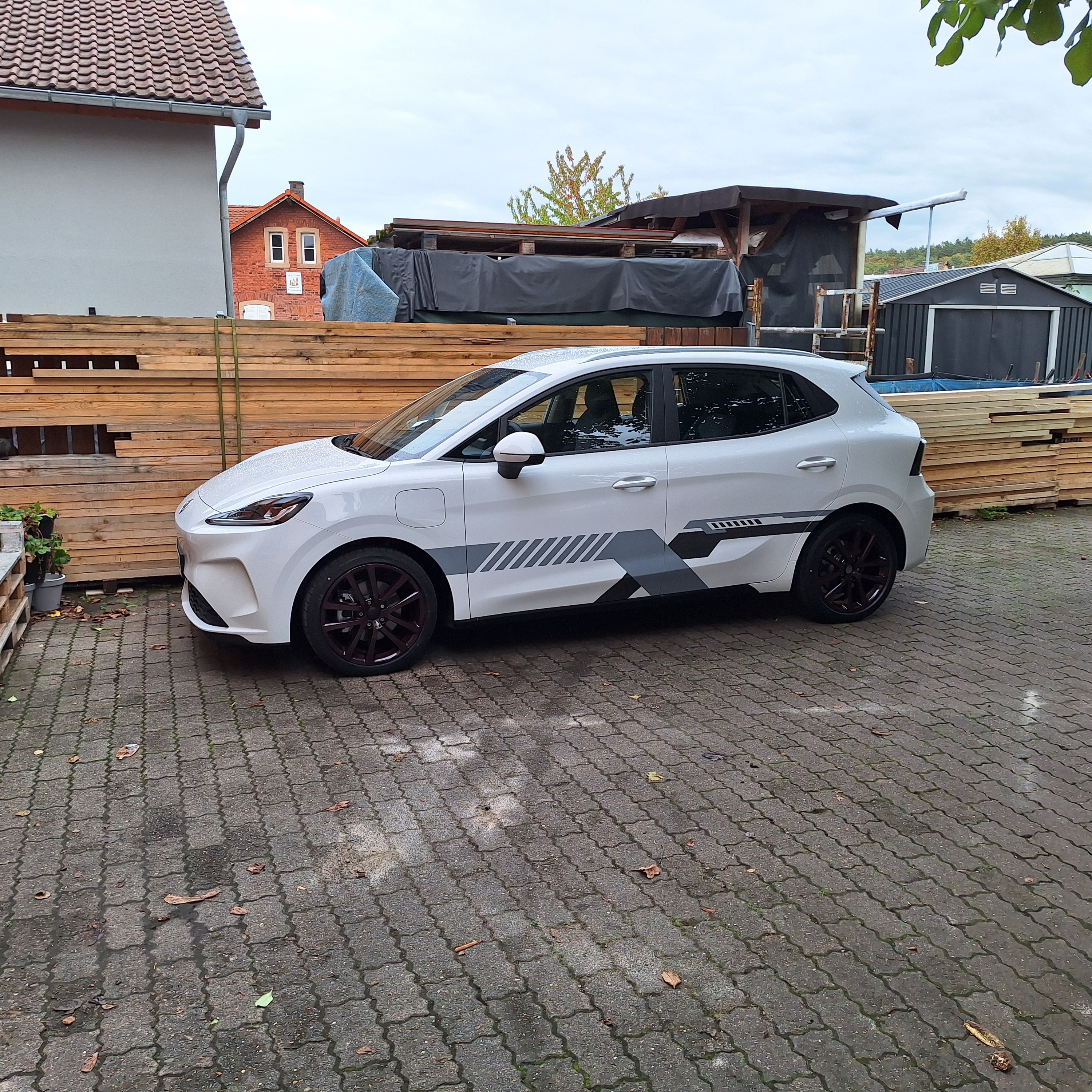 Weiß mit Dekorstreifen