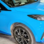 Auch grosse Teile der Seiten sind dunkelblau statt schwarzer Kunststoff